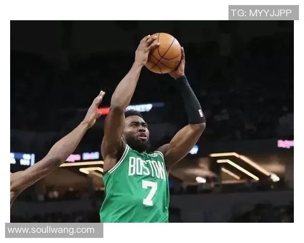 杰伦布朗如何在NBA赛场上展现领导力与全能才华的双重魅力