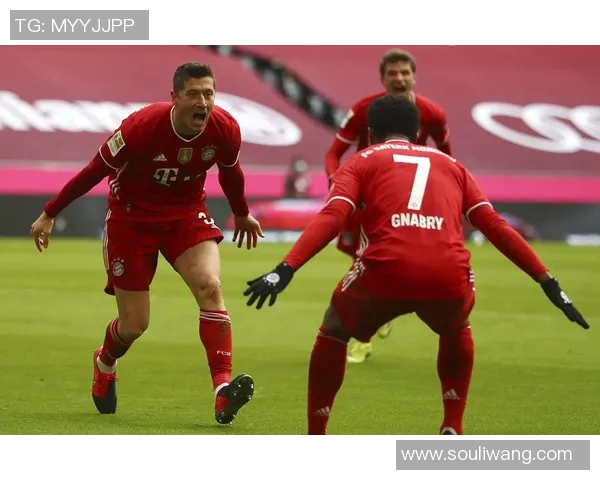 莱万重返德甲旧主场引发拜仁球迷愤怒指责其忘恩负义